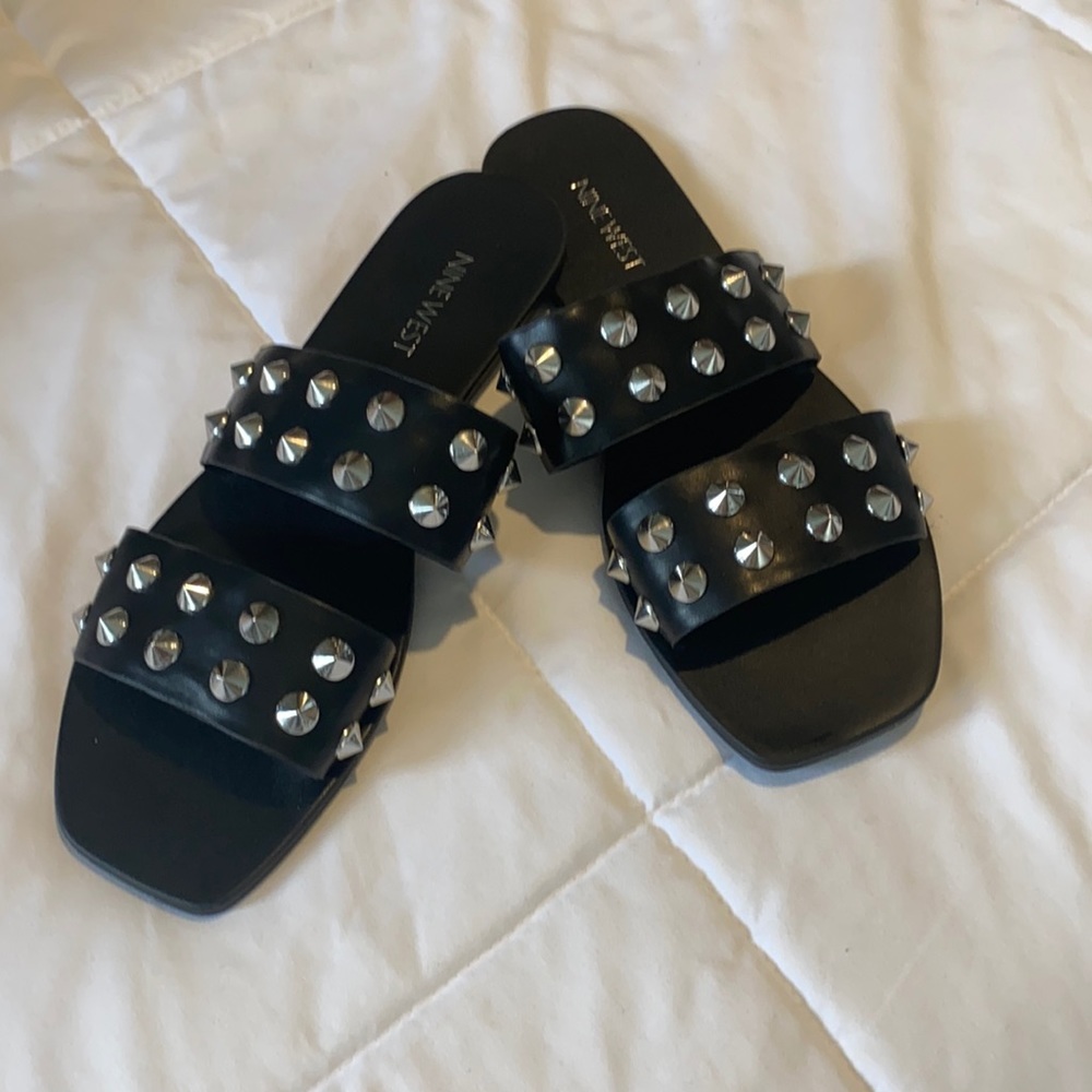 Nine West size 8 silver studded Sandals